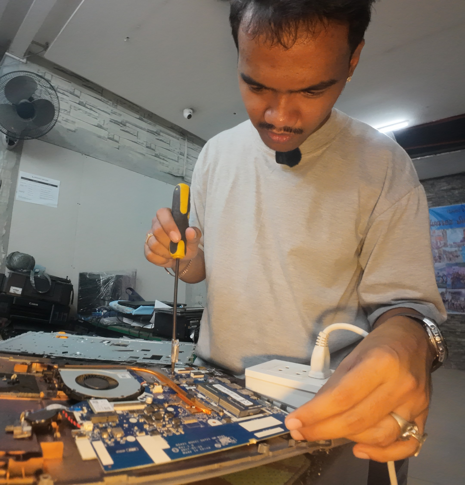 PC Gilmore Store - Repair and maintenance services